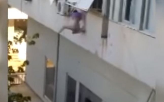 O fată de 19 ani şi-a riscat viaţa şi s-a aruncat de la etajul unui bloc din Turcia doar pentru a scăpa de bărbaţii care au răpit-o şi o sileau să se prostitueze