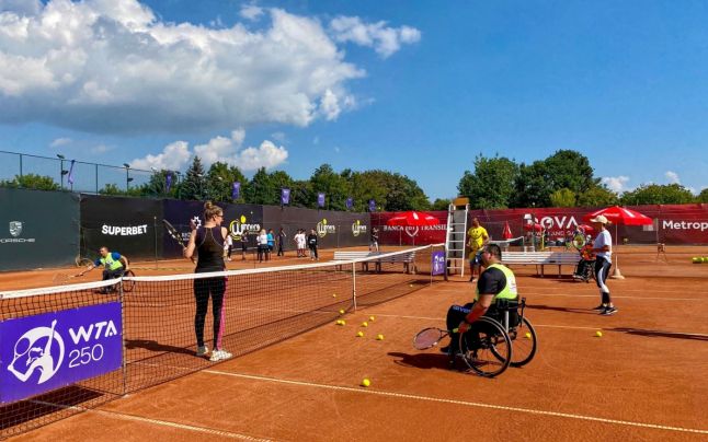Tinerii în scaun cu rotile, iniţiaţi în tenis de jucătoarea Ana Bogdan
