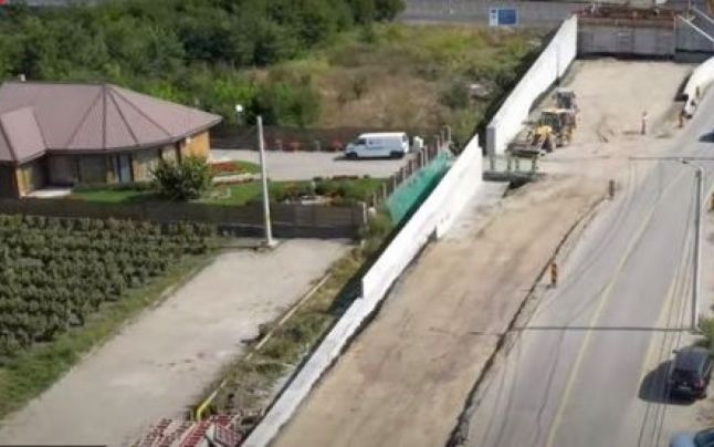 Constructorul lotului 2 al autostrăzii A10, obligat în justiţie să izoleze fonic „în regim de urgenţă” o casă aflată la câţiva metri de şantier