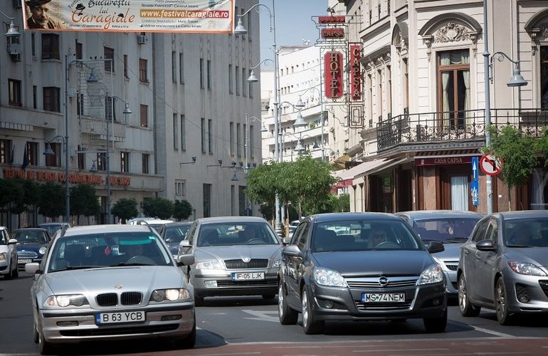 Ce riscă internauţii care publică fotografii din trafic în care se poate identifica numărul maşinii