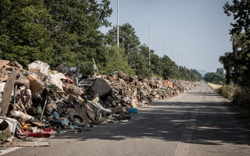 O autostradă din Belgia a fost transformată în groapă de gunoi după inundaţiile catastrofale din iulie