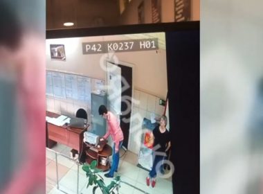 Un bărbat din Rusia a fost filmat cum introduce mai multe buletine de vot în urnă. Opozanţii lui Putin acuză fraude masive
