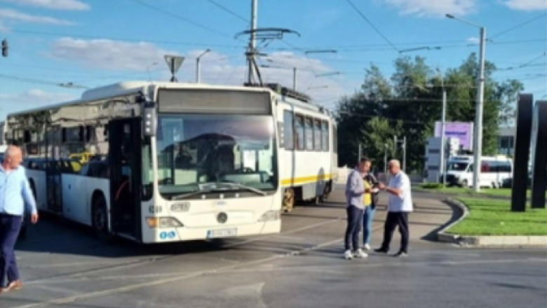 Accident în Capitală: Un tramvai a lovit un autobuz STB. Circulaţia tramvaielor este blocată