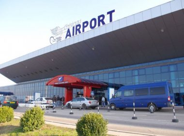 Descinderi pe aeroportul din Chişinău. Poliţişti de frontieră, acuzaţi că cereau bani pentru a permite încălcarea regulilor anti-Covid