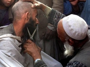 Talibanii interzic frizerilor să mai radă sau să tundă bărbile afganilor. „Nimeni nu are dreptul să se plângă”