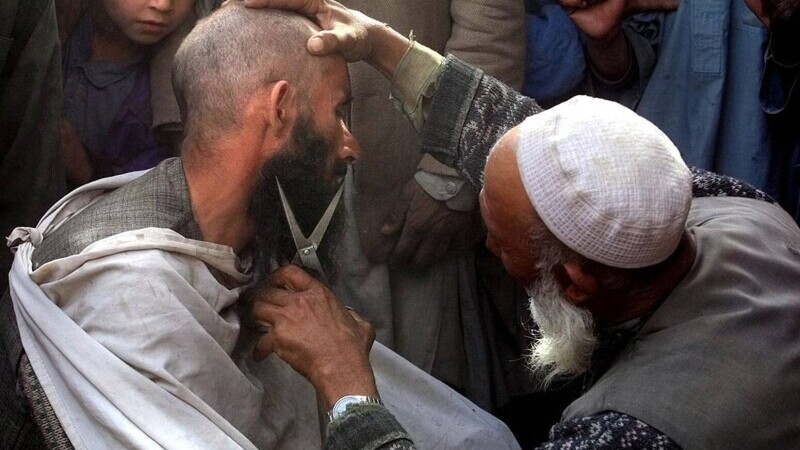 Talibanii interzic frizerilor să mai radă sau să tundă bărbile afganilor. „Nimeni nu are dreptul să se plângă”