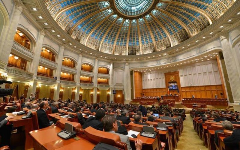 Parlamentul se întruneşte pentru votul de învestire a Guvernului propus de Nicolae Ciucă