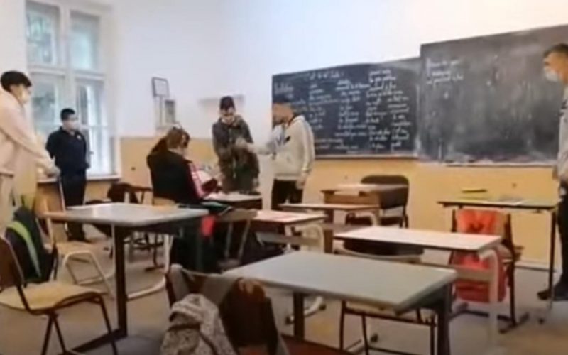 Scene violente într-un liceu din Arad. Un elev a fost bătut crunt în clasă de trei colegi