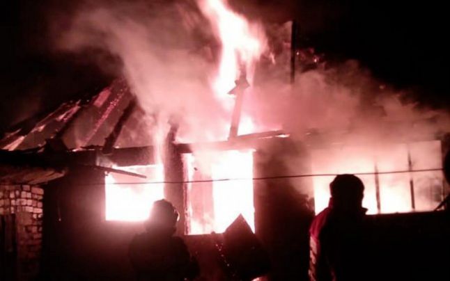 Casa unei familii cu opt membri din Borş, distrusă într-un incendiu, refăcută de voluntari