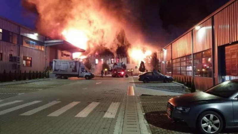 Incendiu la o hală din Parcul Tetarom din Cluj-Napoca