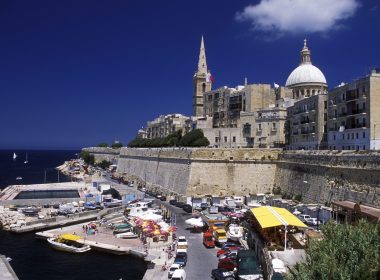 Turiştii aleg să se distreze în Malta de Revelion, în loc să petreacă în România cu restricţii orare