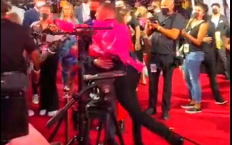 Conor McGregor şi Machine Gun Kelly au făcut scandal pe covorul roşu la VMAs