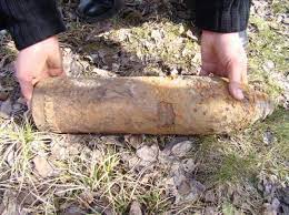 Un bărbat a dus la sediul Poliţiei Târgu Neamţ un proiectil din Al Doilea Război Mondial, descoperit în pădure