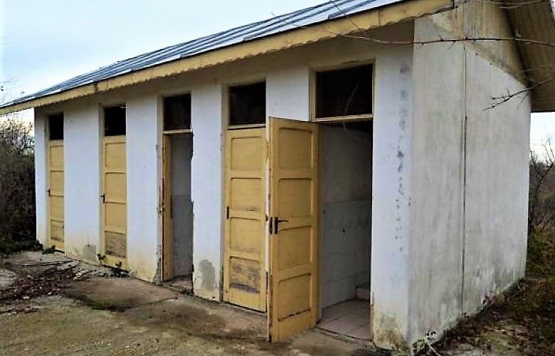 Şcoala a început cu toaleta în fundul curţii