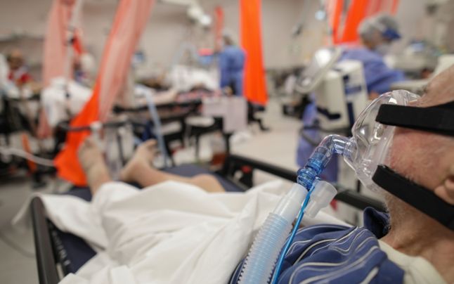 Imagini impresionante de la spitalul Bagdasar Arseni. Pacienţi trataţi pe holuri, conectaţi la oxigen. „Sunt aici de trei zile”