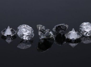 O femeie din Marea Britanie aproape a aruncat la gunoi un diamant în valoare de 2,4 milioane de euro