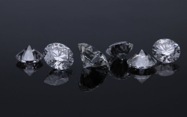 O femeie din Marea Britanie aproape a aruncat la gunoi un diamant în valoare de 2,4 milioane de euro