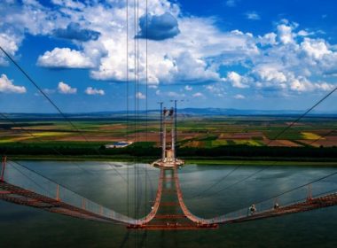 Podul suspendat peste Dunăre trebuie predat în Decembrie 2022