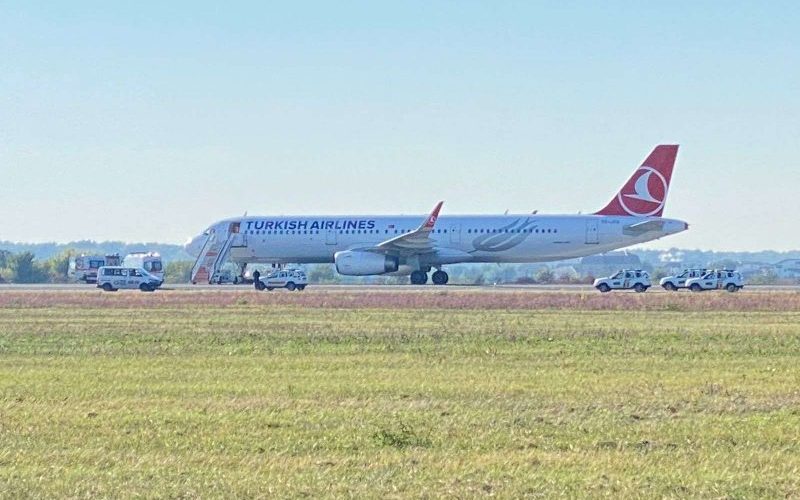 Aterizare de urgenţă a unui avion la Bucureşti - Unui pasager i s-a făcut rău