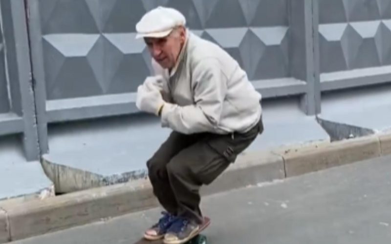 Face skateboarding la 81 de ani