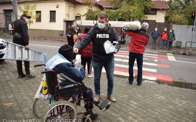 Poliţiştii au oferit măşti cetăţenilor, în Târgu Mureş. Oraşul se apropie la rata de infectare de 8 la mia de locuitori