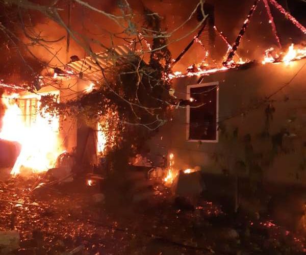 Giurgiu: Femeie înjunghiată în gât de către soţul său, care a dat foc casei. Victima a supravieţuit