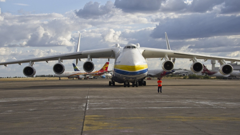 Cel mai mare avion din lume a ajuns în România