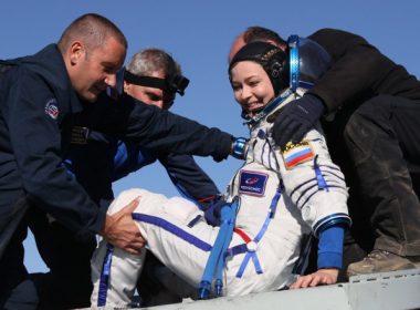 Echipa rusească, trimisă în spaţiu să filmeze primul lungmetraj pe orbită, s-a întors pe Pământ