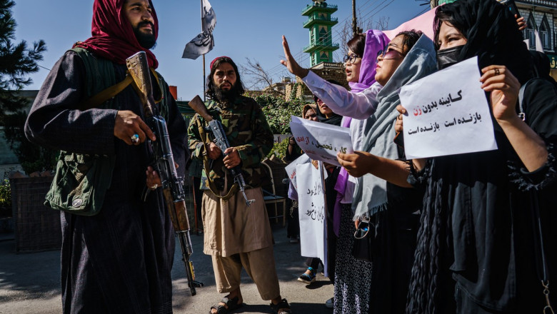 Femeile din Kabul îi sfidează pe talibani. Acestea s-au întors la muncă, la şcoală şi merg din nou singure pe stradă