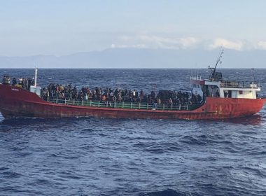 O navă turcească cu 400 de refugiaţi la bord a fost preluată din larg de Grecia: „Turcia, încă o dată, nu şi-a îndeplinit obligaţiile”
