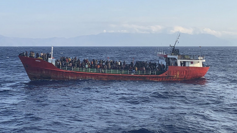 O navă turcească cu 400 de refugiaţi la bord a fost preluată din larg de Grecia: „Turcia, încă o dată, nu şi-a îndeplinit obligaţiile”
