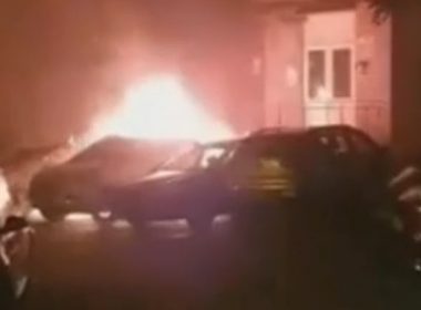 Cinci maşini au ars în parcarea unui bloc din Galaţi. Pompierii iau în calcul că focul ar fi fost pus intenţionat