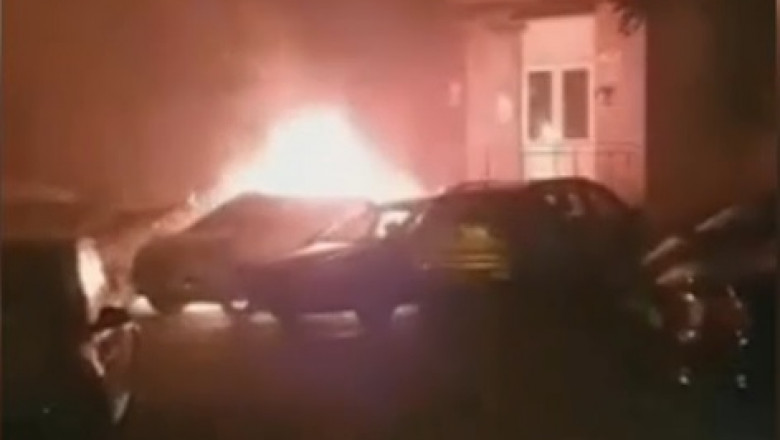 Cinci maşini au ars în parcarea unui bloc din Galaţi. Pompierii iau în calcul că focul ar fi fost pus intenţionat