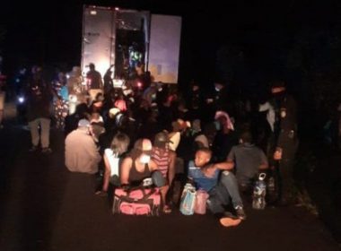 126 de oameni, găsiţi încuiaţi şi abandonaţi într-un container la marginea drumului, în Guatemala