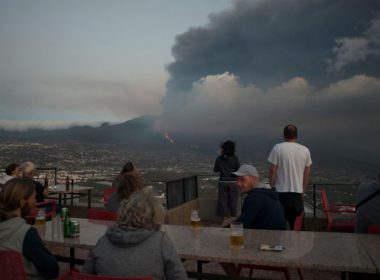 Vulcanul din La Palma atrage turiştii fascinaţi de dezastre: "Este o ocazie unică în viaţă să vezi aşa ceva. A meritat să venim"