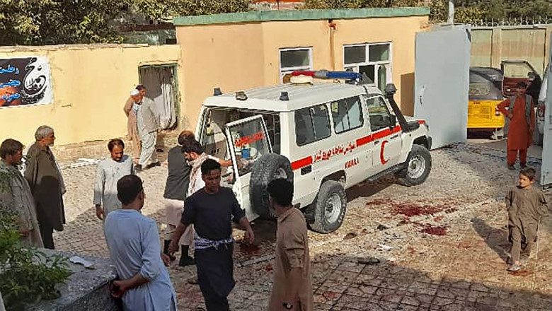 Teroriştii Statului Islamic au revendicat atentatul de la moscheea din Afganistan, soldat cu cel puţin 55 de morţi