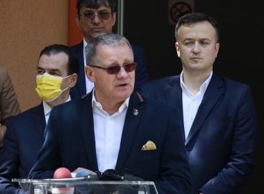 Adrian Oros şi-a dat demisia din grupul parlamentar PNL de la Senat: În câteva săptămâni “echipa câştigătoare” a transformat PNL din cel mai onorabil partid românesc, în cel mai detestat si izolat partid