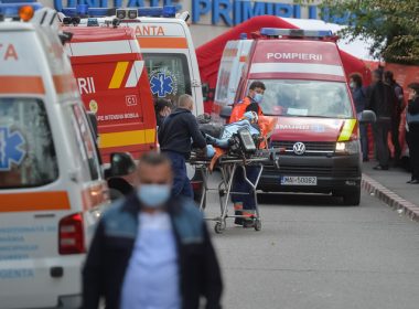 Ambulanţe cu bolnavi aşteaptă în faţa spitalelor