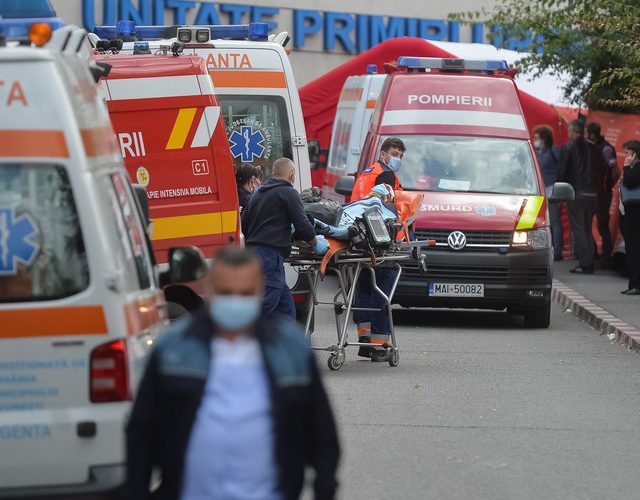 Ambulanţe cu bolnavi aşteaptă în faţa spitalelor