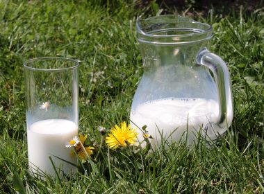 Laptele românesc, mai puţin şi mai scump
