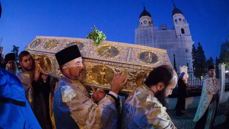 Sute de oameni se închină deja la racla cu moaştele Sfintei Parascheva