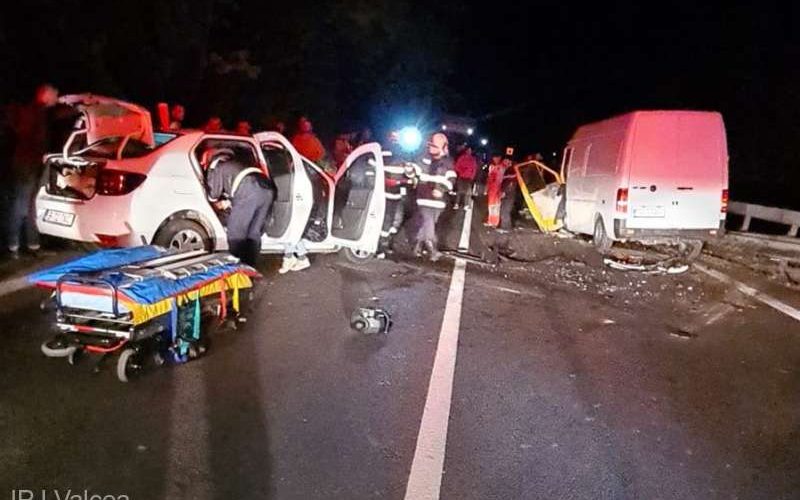 Cinci cetăţeni spanioli, răniţi într-un accident pe Valea Oltului. Traficul pe DN 7, blocat