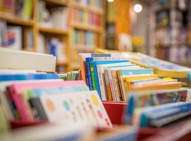 Franţa ia măsuri pentru a-şi proteja librăriile de concurenţa venită din partea Amazon
