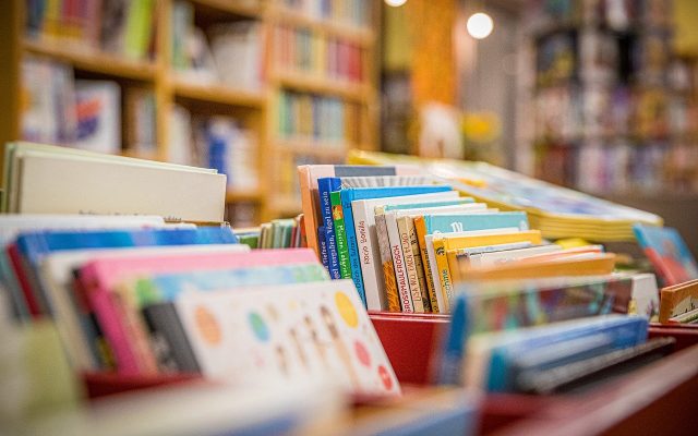 Franţa ia măsuri pentru a-şi proteja librăriile de concurenţa venită din partea Amazon