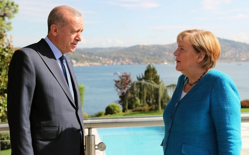 Cancelarul german Angela Merkel, în vizită în Turcia, i-a mulţumit lui Erdogan fără a omite criticile