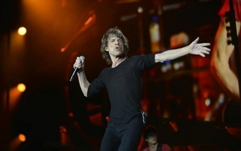 Paul McCartney a afirmat că The Rolling Stones este o "formaţie de coveruri". Mick Jagger i-a răspuns cu umor pe scenă