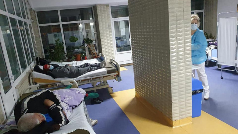 Pacienţii care nu sunt bolnavi de COVID nu mai au loc în secţiile spitalului din Buzău. Pentru ei au fost aduse paturi pe hol