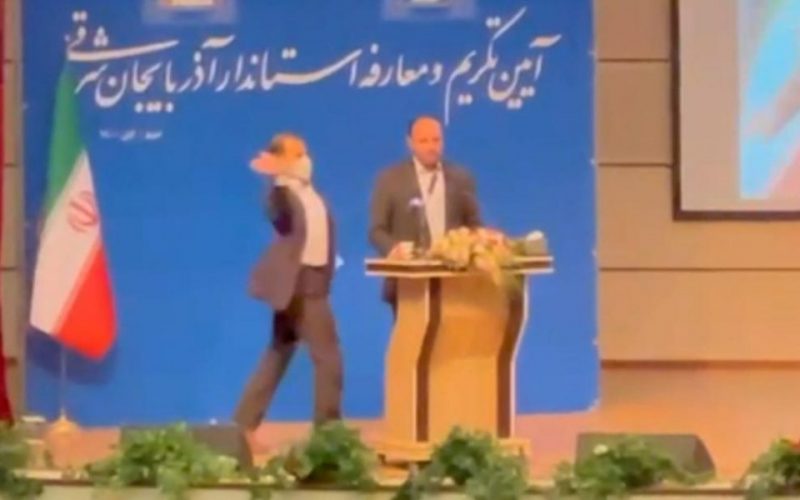 Guvernator iranian pălmuit în public