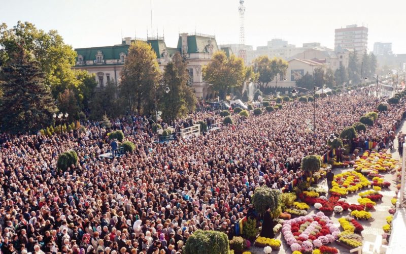 Peste 11.000 pelerini s-au închinat la raclele cu moaştele Sf Cuvioase Parascheva şi Sf Gheorghe Pelerinul