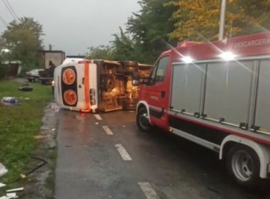 Plan roşu activat în Arad după un accident rutier. Un microbuz cu 22 de pasageri s-a ciocnit cu o maşină, 5 răniţi au ajuns la spital
